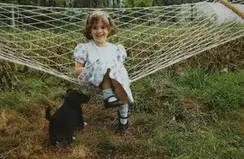 POSTAL DE UNA NIÑA. ORACIÓN POR DETRÁS 