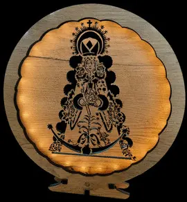 LÁMPARA MADERA VIRGEN ROCÍO. LUZ PARA LA ORACIÓN. 28CM DIÁMETRO